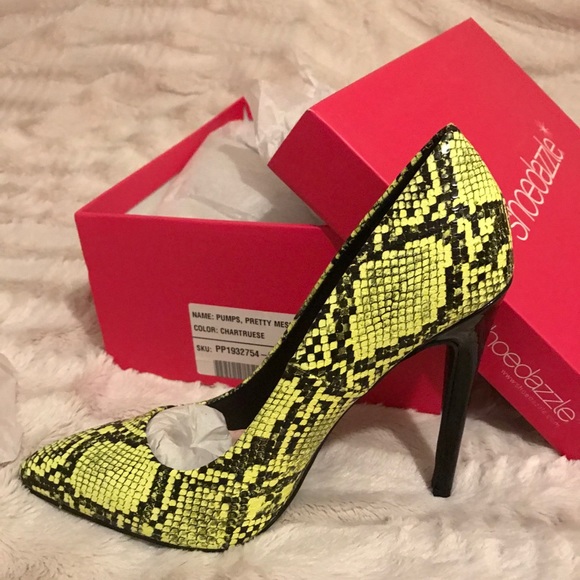 Chartreuse/Black Snakeskin pumps - Picture 5 of 5